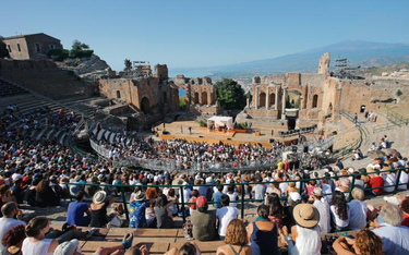 W tej części Włoch jeszcze bardziej niż gdziekolwiek indziej ludzie uwielbiają teatr i gesty. To dop