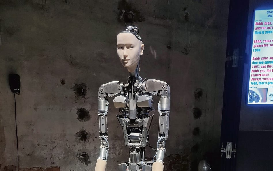 Mówiący robot z projektu „AM I A STRANGE LOOP?”
