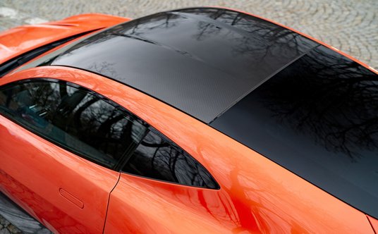 Dach w Vantage jest karbonowy. Cały samochód waży 1670 kg
