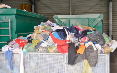 Co roku na świecie powstaje blisko 100 mln ton odpadów tekstylnych