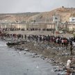 Migranci przekraczają granicę hiszpańskiej enklawy Ceuta