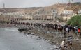 Migranci przekraczają granicę hiszpańskiej enklawy Ceuta