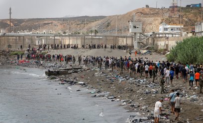 Migranci przekraczają granicę hiszpańskiej enklawy Ceuta