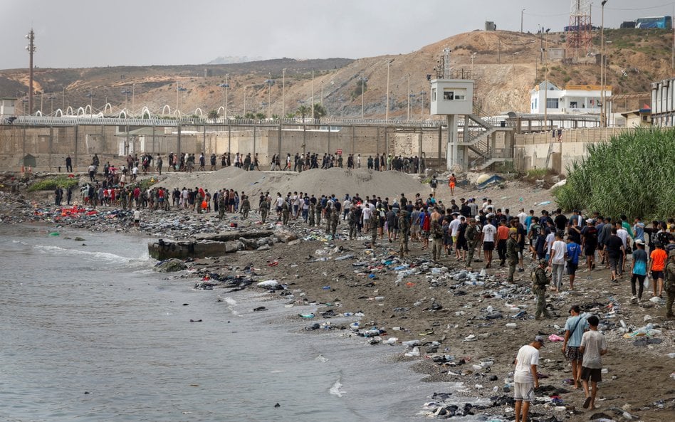 Migranci przekraczają granicę hiszpańskiej enklawy Ceuta