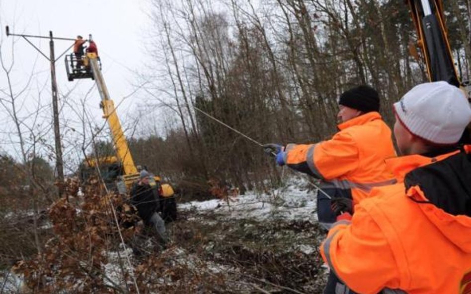 Osiągający prędkość 150 km/h porywisty wiatr w grudniu 2013 r. pozrywał linie i uszkodził stacje tra