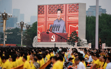 Przemawiając 1 lipca na placu Tienanmen z okazji 100. rocznicy powstania Chińskiej Partii Ludowej, X