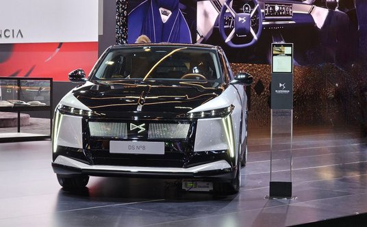 Po raz pierwszy można było też zobaczyć nowego DS N°8. To nowy, topowy model francuskiej marki z nap