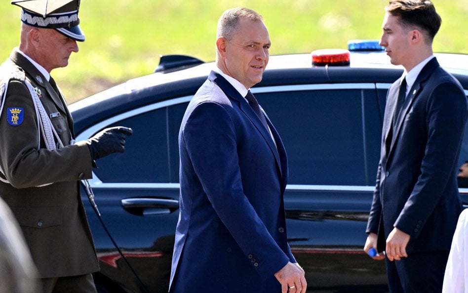 Prezydent RP Karol Nawrocki (C)
