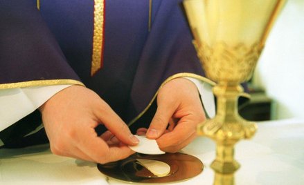 Radomski Sanepid zwrócił się z prośbą do księży o dezynfekcję rąk przed i po Komunii, zasłanianie us