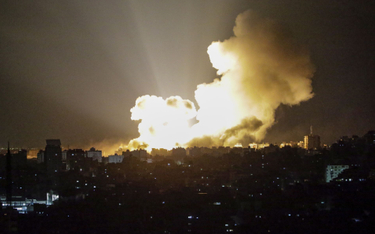 Izrael przeprowadza ataki odwetowe na Strefę Gazy i obejmuje ją pełną blokadą