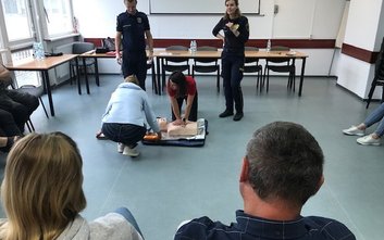 Stołeczne Centrum Bezpieczeństwa inwestuje w szkolenia z pierwszej pomocy podczas spotkań z mieszkań