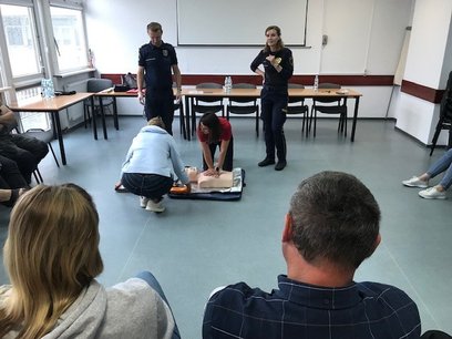 Stołeczne Centrum Bezpieczeństwa inwestuje w szkolenia z pierwszej pomocy podczas spotkań z mieszkań