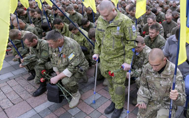 Ukraińscy żołnierze skłądają pod Radą Najwyższą w Kijowie hołd trzem poległym żołnierzom Gwardii Nar