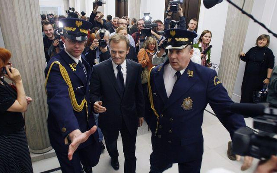 Donald Tusk miałby oficjalnie ogłosić swój start w wyborach prezydenckich wiosną 2010 r. - mówią "Rz