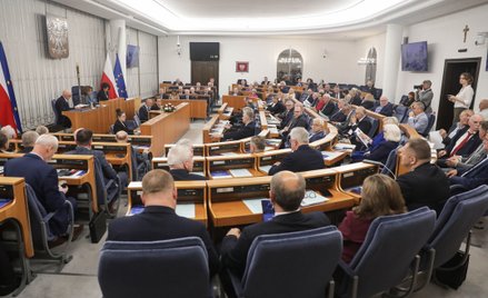 Senatorowie podczas środowego posiedzenia wyższej izby parlamentu w Warszawie. Senatorowie zajmą się