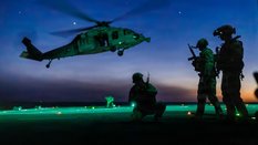 Opertorzy Navy SEALs podczas ćwiczeń z zakresu operacji przechwytywania na morzu, fot. ilustracyjna 