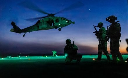 Opertorzy Navy SEALs podczas ćwiczeń z zakresu operacji przechwytywania na morzu, fot. ilustracyjna 