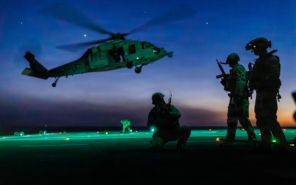 Opertorzy Navy SEALs podczas ćwiczeń z zakresu operacji przechwytywania na morzu, fot. ilustracyjna 