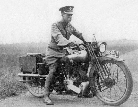 Lawrence w mundurze szeregowego RAF na motocyklu Brough Superior SS100, ok. 1925 r. Dekadę później, 
