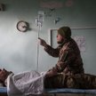 Wojskowy ratownik medyczny zajmuje się lekko rannym ukraińskim żołnierzem