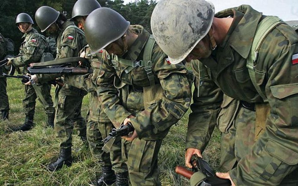 Zgodnie z planami w tym roku w NSR miało służyć 20 tys. osób. Zgłosiło się jednak zaledwie 5 tys. Na