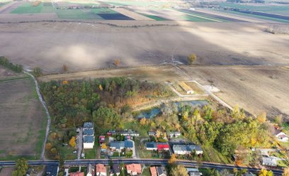 Na zdjęciu z drona teren przez który ma przebiegać linia kolei dużej prędkości z Warszawy do CPK w m