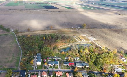 Na zdjęciu z drona teren przez który ma przebiegać linia kolei dużej prędkości z Warszawy do CPK w m