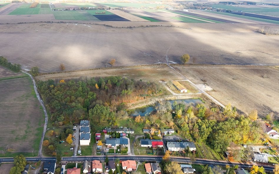 Na zdjęciu z drona teren przez który ma przebiegać linia kolei dużej prędkości z Warszawy do CPK w m