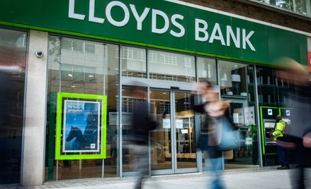 Bank zwolnił pracownicę za pomoc klientowi. „To niezgodne z naszymi zasadami”