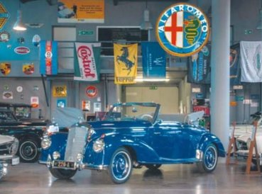 Maszyna z 1953 r. ma za sobą kompleksową renowację i jest w świetnej formie. Kabriolet w kolorze nie