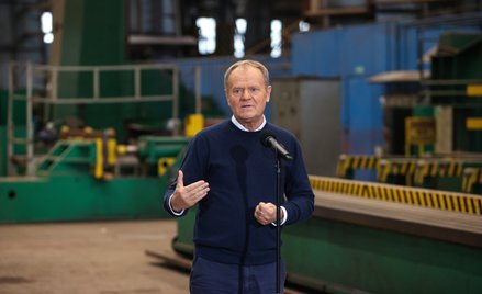 Premier Donald Tusk podczas wizyty w firmie Raciborska Fabryka Komponentów w Raciborzu