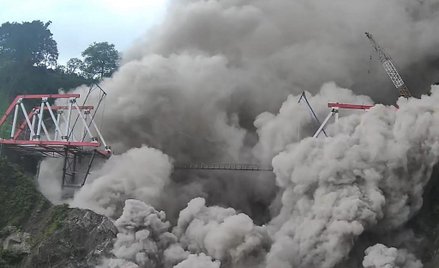 Wybuchł wulkan, Indonezja podnosi alarm do najwyższego poziomu
