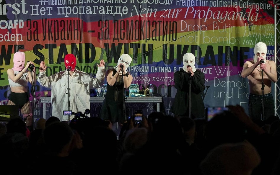 22 lutego 2025, Berlin. Koncert Pussy Riot przeciwko wojnie na Ukrainie przy Bramie Brandenburskiej.