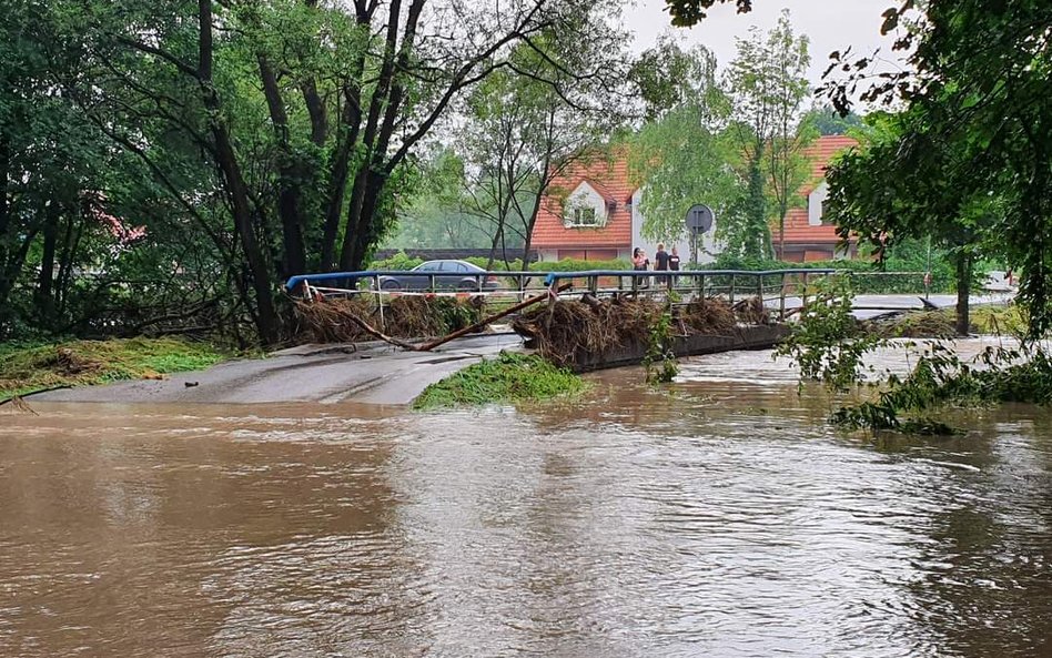 Burze nad Polską. Zalane drogi, domy, ewakuowani harcerze