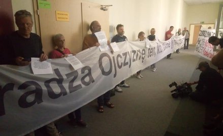 Protest Obywateli RP w KRS. Do budynku weszła policja