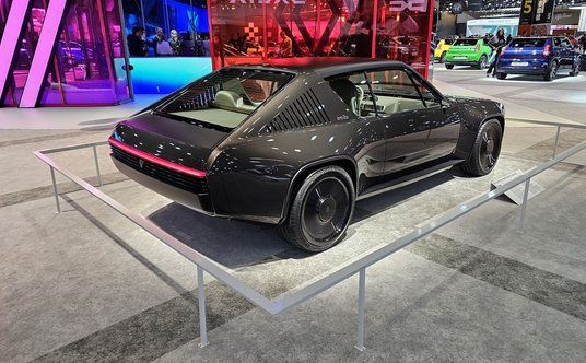 Renault 17 Electric Restomod również we wnętrzu ma elementy retro, ale wykończone w nowoczesnym styl