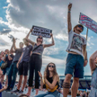 „Nie chcemy Babišstanu”, „Babish – plam i brudów się nie pozbędziesz”. Młodzi ludzie na demonstracji