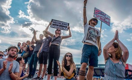 „Nie chcemy Babišstanu”, „Babish – plam i brudów się nie pozbędziesz”. Młodzi ludzie na demonstracji