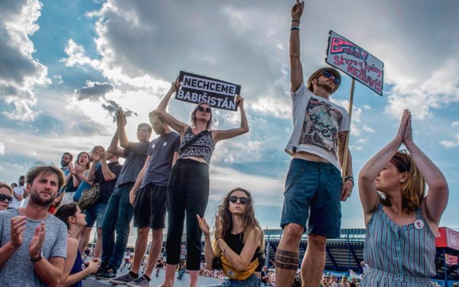 „Nie chcemy Babišstanu”, „Babish – plam i brudów się nie pozbędziesz”. Młodzi ludzie na demonstracji