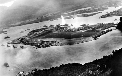 Atak na statki zacumowane po obu stronach wyspy Ford krótko po rozpoczęciu ataku na Pearl Harbor. Zd