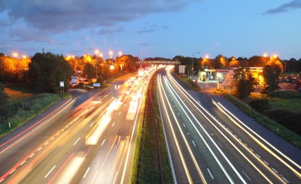 Zwrócone pracownikowi opłaty za parkingi i autostrady są kosztem tylko w ramach limitu wynikającego 