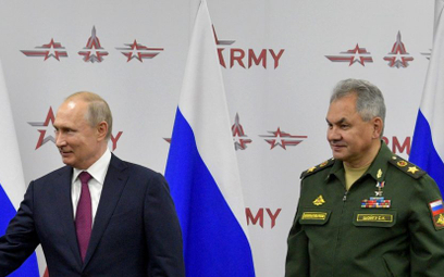 Prezydent Federacji Rosyjskiej Władimir Putin i minister obrony narodowej Siergiej Szojgu podczas wi