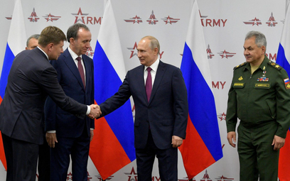 Prezydent Federacji Rosyjskiej Władimir Putin i minister obrony narodowej Siergiej Szojgu podczas wi