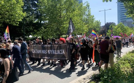 Jedna z grup niosąca transparent ze swoim przesłaniem "Szatan nie wyklucza"