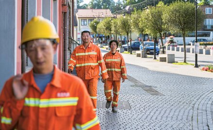 Codzienne doświadczenie współgra z narracją PiS, że sprowadzał ludzi z zagranicy do konkretnej pracy