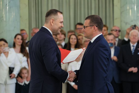 Prezydent Karol Nawrocki i powołany na szefa gabinetu prezydenta Paweł Szefernaker podczas uroczysto