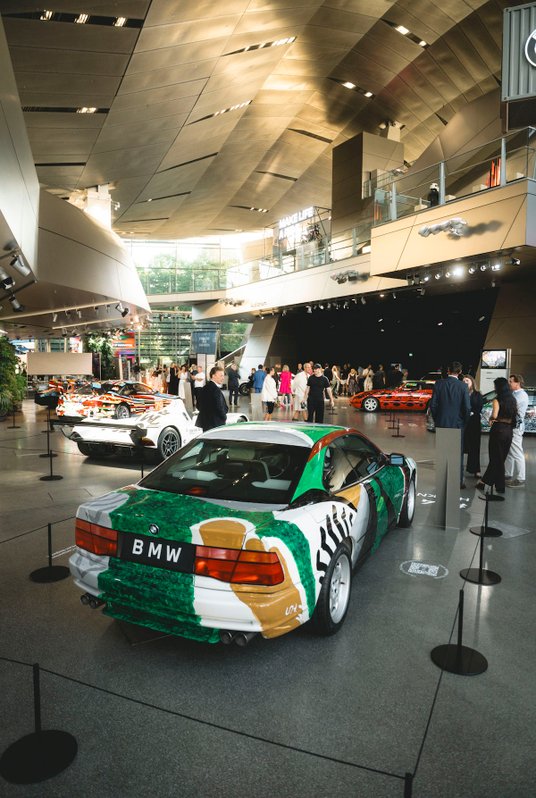 Na pierwszym planie - Art Car Davida Hockneya. W tle wystawa i wnętrza BMW Welt.