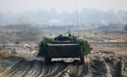Bojowy wóz piechoty w czasie ćwiczeń na poligonie Nowa Dęba