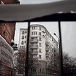 Deweloper twierdzi, że najwyższe piętra są dominantą, służby budowlane – że nie. Przez spór budynek 