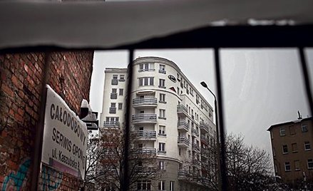 Deweloper twierdzi, że najwyższe piętra są dominantą, służby budowlane – że nie. Przez spór budynek 